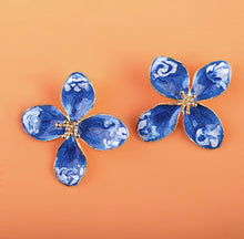 Load image into Gallery viewer, Blue &amp; White Flower Earrings