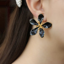 Load image into Gallery viewer, Black Flower Earrings